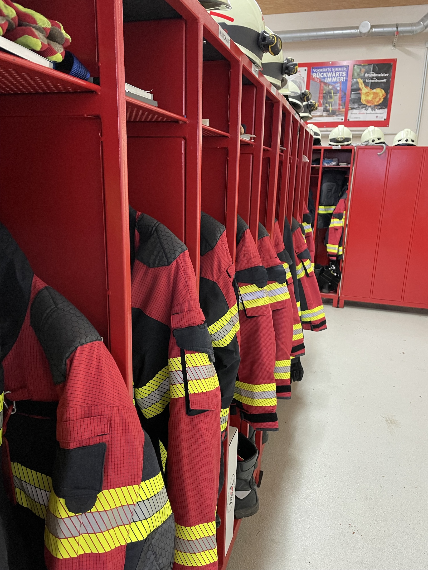 Einsatzjacken und Helme der Freiwilligen Feuerwehr Felm in der Umkleide