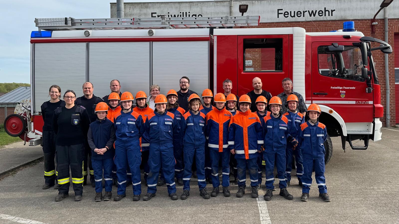Jugendfeuerwehr Felm mit Betreuerteam vor dem Feuerwehrfahrzeug